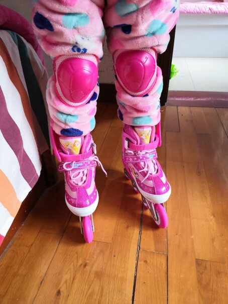 芭比轮滑鞋儿童溜冰鞋全套装滑冰鞋男女可调全闪光轮旱冰鞋滑冰鞋5岁孩子穿什么大小？