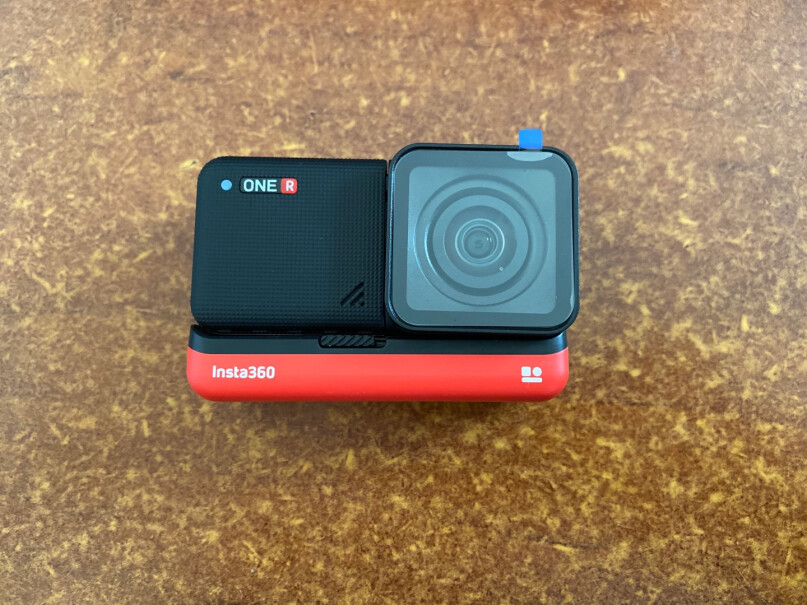 Insta360 ONE R (双镜头礼盒)之前x前后摄像头连接处会有一条缝，这个相机还有缝吗，前后摄像头对接的地方优化的怎么样？