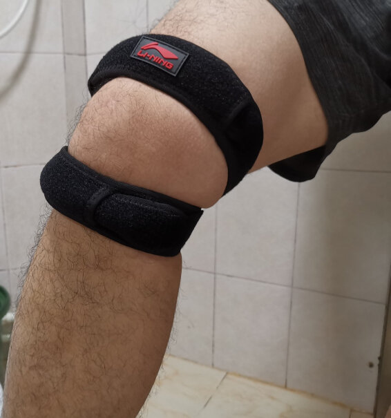 李宁髌骨带运动护膝护具固定式加压半月板保护髌腱护膝护腿这个和lp哪个牌子更好？