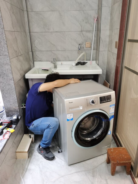 海尔（Haier超薄滚筒洗衣机全自动请问一下买过的亲，这款洗衣机脱水的时候会震动会跑吗？
