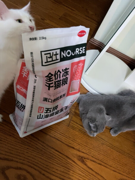 卫仕主粮2.5kg布偶蓝猫山海卫士盛宴阶段吃了一段时间大概三周开始呕吐加拉稀，吃鸡胸肉就没事，是猫粮的问题吗？？？