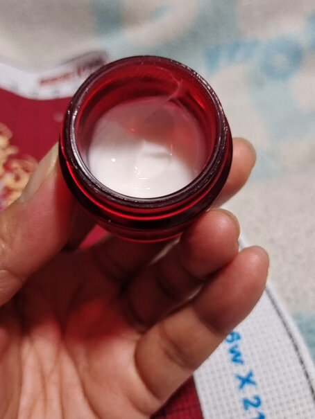 面霜玉兰油50g紧致抗皱提拉补水护肤品用了之后，有亮晶晶的东西，是荧光剂吗？