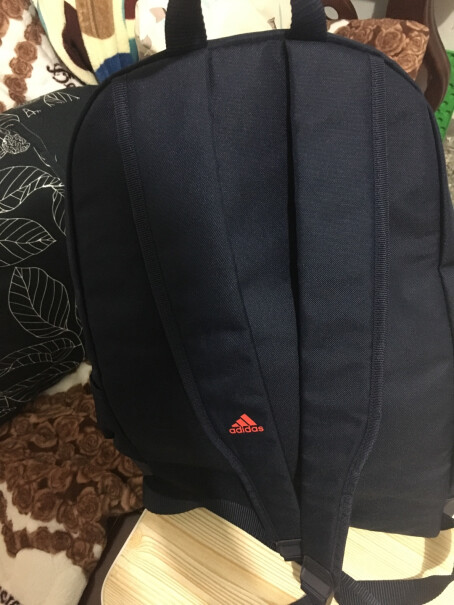 adidas阿迪达斯官网男女运动健身双肩背包DT2629靓仔靓女们，请问适合大学生背吗，15.6电脑放的下不？谢谢？