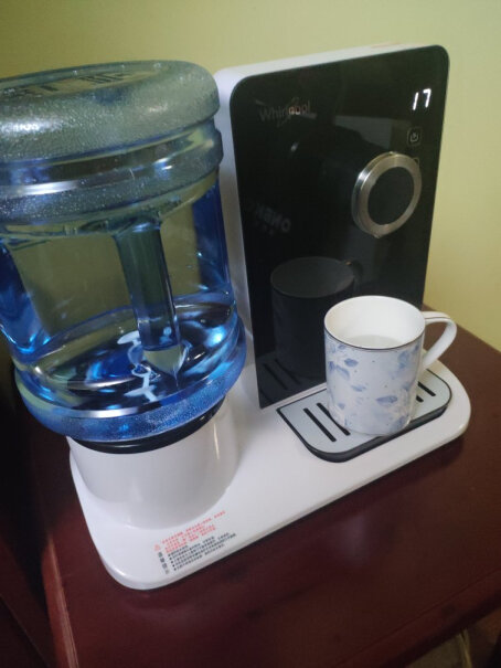 美国惠而浦即热式饮水机台式家用速热迷你办公室桌面小型茶吧机用电吗？