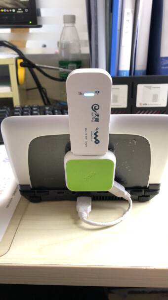 兆讯移动三网随身wifi物联网插卡USB那个信号绿色和蓝色交替闪烁，手机上显示网络不可用，是不是没流量了，要是没流量了可以直接充钱或升级吗？