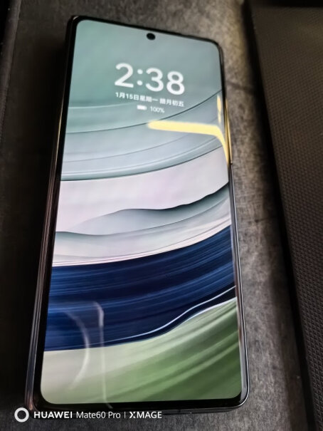 华为 Mate X5 折叠屏手机中间的折痕是不是蛮明显的，无法忽视？