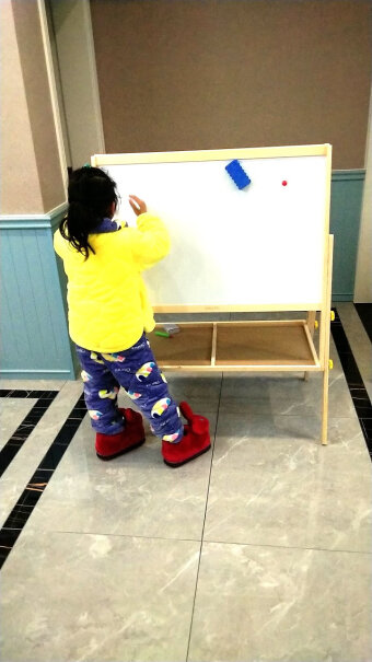 得力deli儿童双面磁性可升降画板立式画架写字板版面上有保护膜吗？