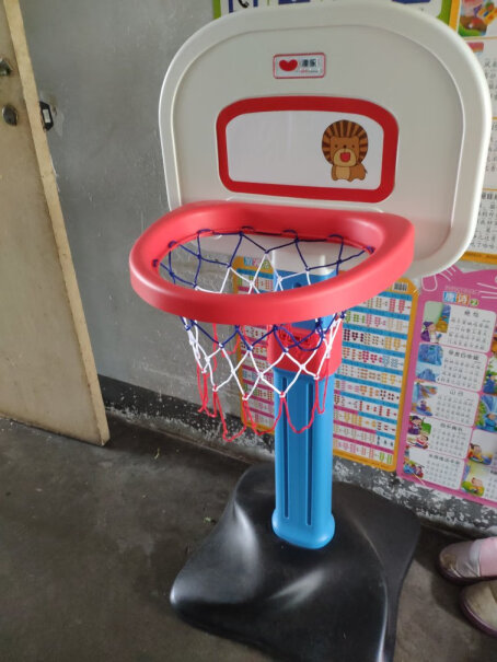 澳乐篮球架这款篮球架带篮球吗？