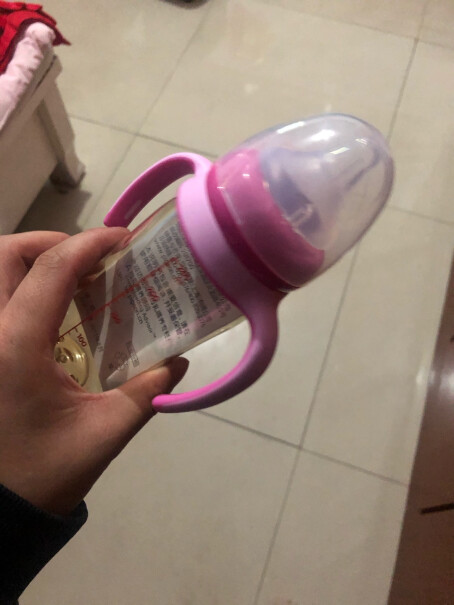 贝亲Pigeon婴儿奶瓶瓶身用手捏能捏动吗？