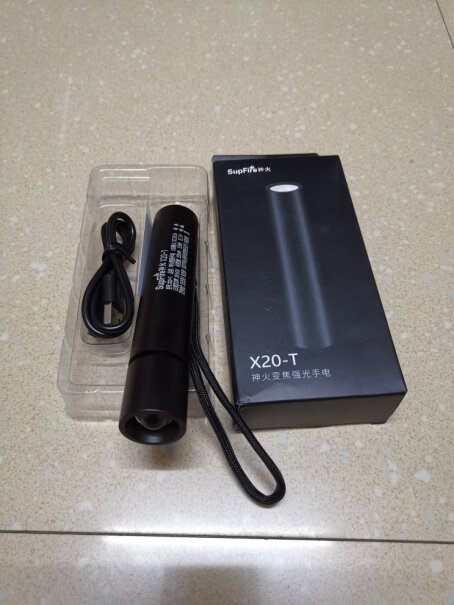神火X20-T强光手电筒变焦远射USB充电充电器5.3V=2.OA可能用。