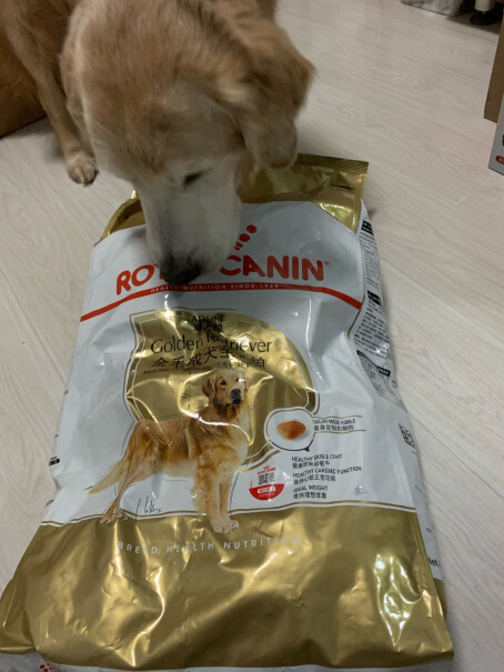 ROYALCANIN这狗粮是啥色儿的 我看评论还有黄色的 不应该和幼犬粮是一个色儿的么？