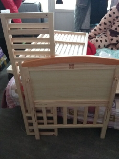 gb好孩子婴儿床垫问一下，床中间的隔板是拧螺丝的？还是架上面的？