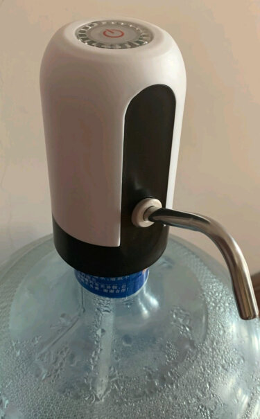 美之扣桶装水电动抽水器一键自动无线吸水器充电式上水器不用插电吧？