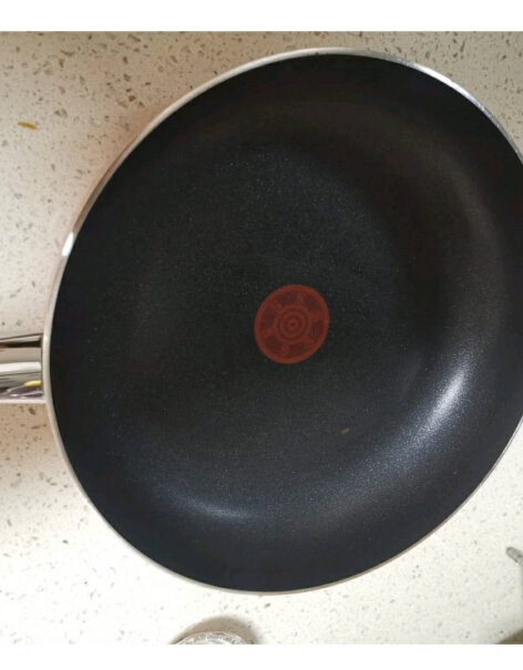 苏泊尔平底锅不粘锅煎锅28cm平底小锅牛排锅烙饼锅多用锅这锅我买了，可是在电瓷炉上用不了。请问是什么原因？