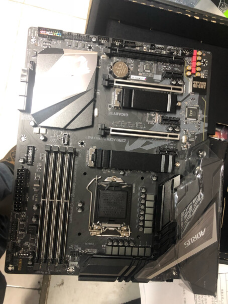 技嘉Z390AORUS插下面的插口雕图案会被挡住吗？