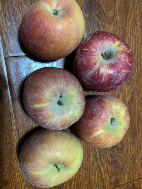 新疆冰糖心苹果整箱10斤净重8.5斤果是不是小点啊？