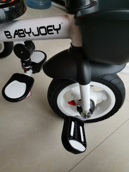 Babyjoey童车手推车这款前轮跟自行车脚蹬那样有离合吗？