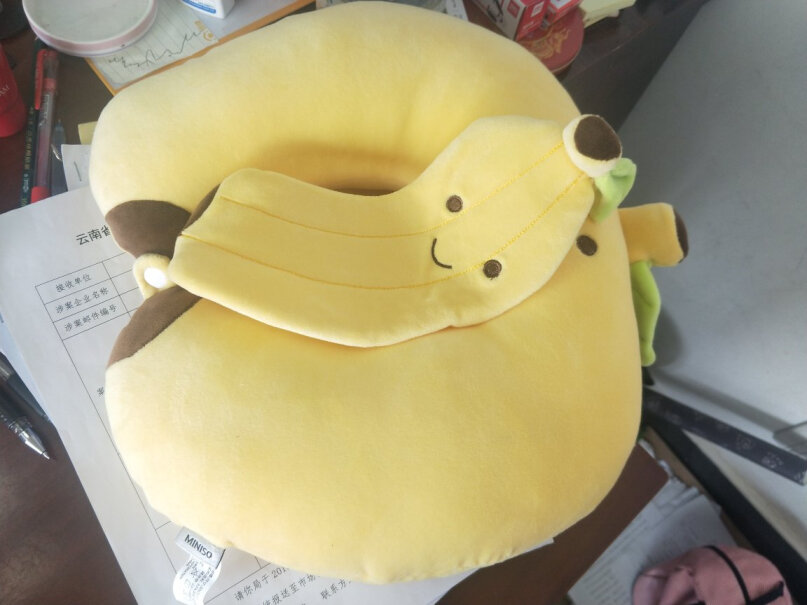 名创优品香蕉U型枕靠垫套装香蕉便携式可爱汽车飞机旅行枕有没有收纳袋？