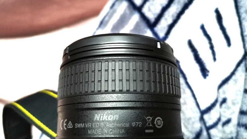 尼康28-300mmED防抖镜头这个镜头晃动的时候有声音吗？