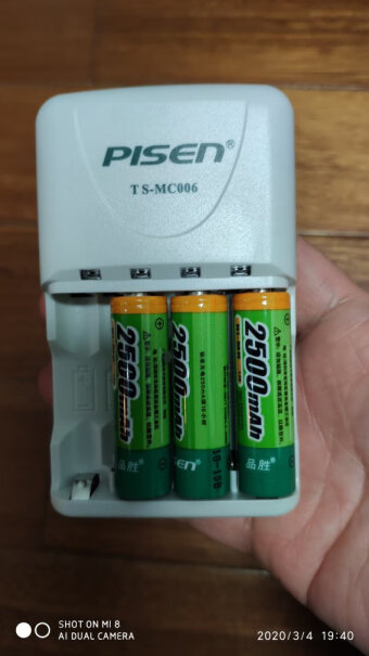 品胜5号7号可充电电池套装这个充电器的灯不变色？