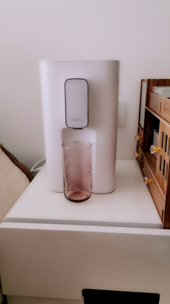 美的智能即热电热水瓶烧水壶我看了这款烧水内胆是塑料的，健康吗？我看很多人说用很久还是有苦味塑料味。