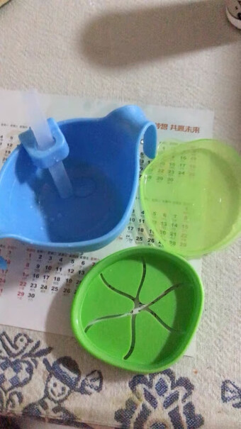 bbox吸管碗三合一辅食碗婴儿零食碗盒餐具套装蓝绿色是正品吗，味道大吗宝妈们？