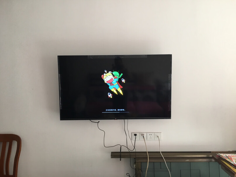 小米电视4X55怎么挂在墙上？