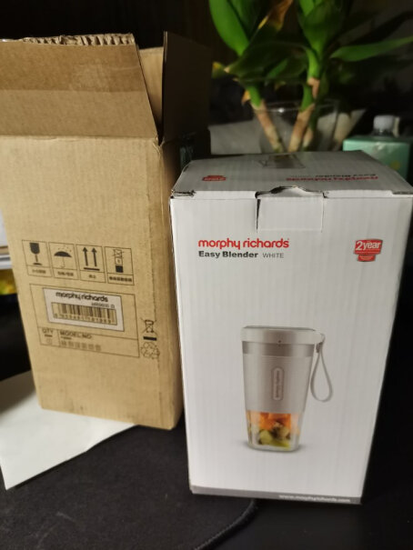 摩飞电器榨汁机便携式家用迷你榨汁杯充电式果汁机料理机重不重 拿在手里？