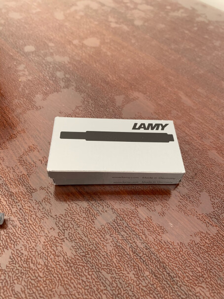 德国进口凌美LAMY钢笔签字笔笔芯原来用蓝色的，换成黑色的行吗，需要清洗吗？
