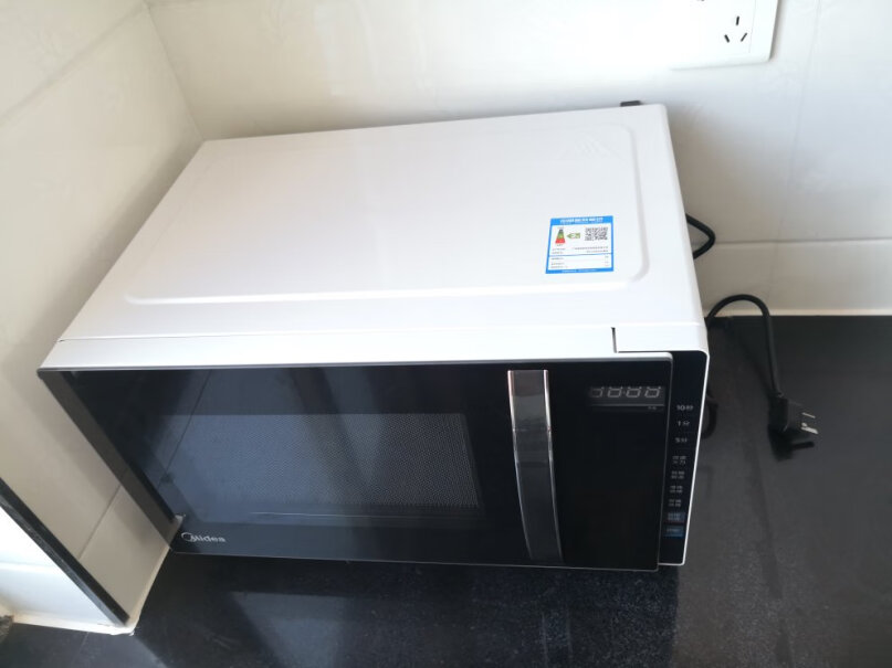 美的微烤一体机20升平板加热家用光波炉多功能微蒸烤箱你们微波炉门子能扣严吗？我的门子一拽有点缝隙活动。