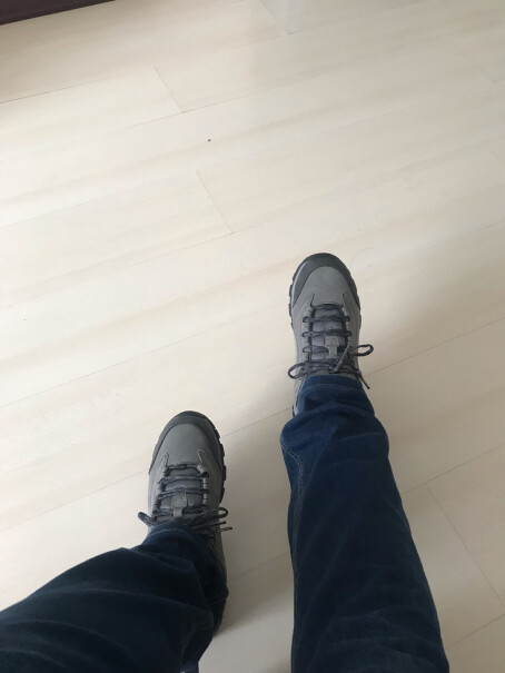 探路者21秋冬新品徒步鞋男女户外运动休闲鞋透气登山鞋看了评价，中灰/深灰款的和图片的色差太大了吧，根本就不是一个颜色的吧？