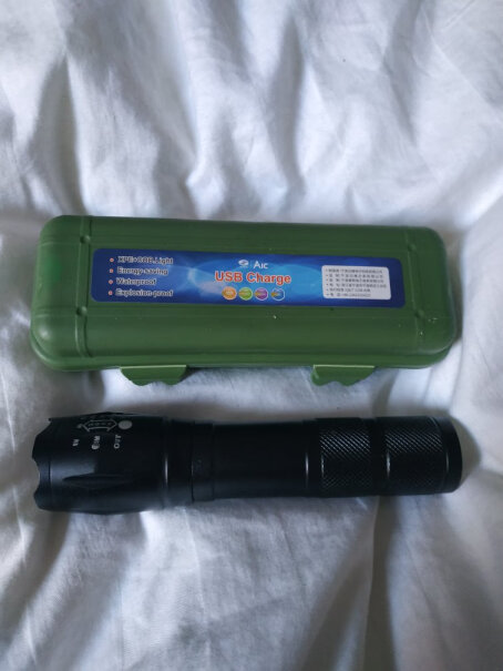 SHENYU手电筒可充电请问这个带几节电池呢？