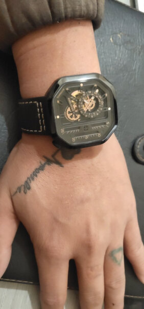 艾戈勒agelocer大爆炸手表男士全自动镂空机械表这个手表可以配西装吗？