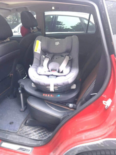 宝贝第一宝宝汽车儿童安全座椅约0-4岁宝宝大点后，腿放下会不会老碰支柱？