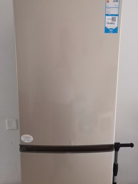 216升三门电冰箱小型家用中门软冷冻节能是海尔Logo还是统帅的？