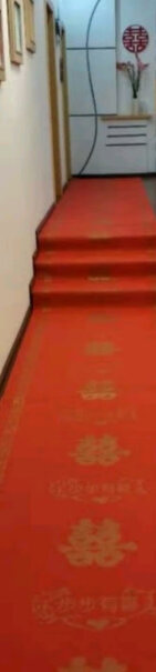梦桥红地毯这款地毯打滑吗？