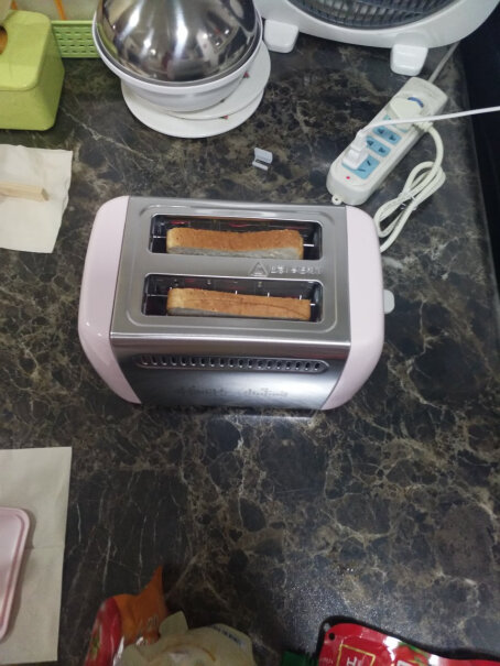 小熊烤面包机吐司机多士炉多功能轻食机我买的一个新的，为什么按下去一松手就弹起来，不放面包就卡不住吗？