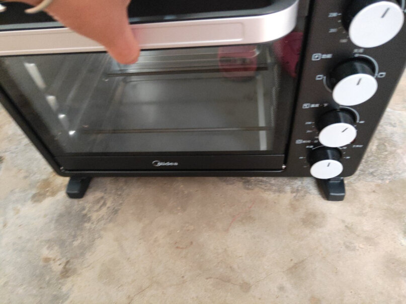 美的烤箱家用烘焙迷你小型电烤箱多功能台式蛋糕烤箱25L请问是不是适合家用烤面包蛋糕什么的，会小吗？