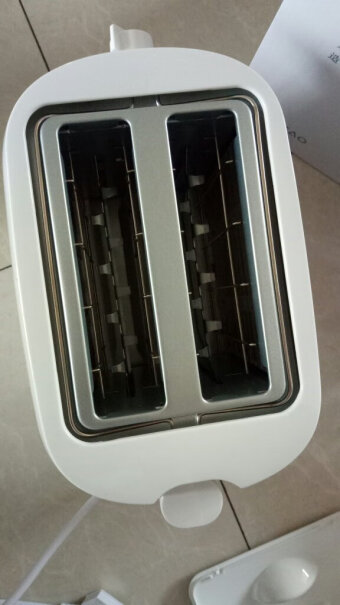 京东京造烤面包机买了的同学，请问电源线可以收纳么？底部有没有缠电线的功能？