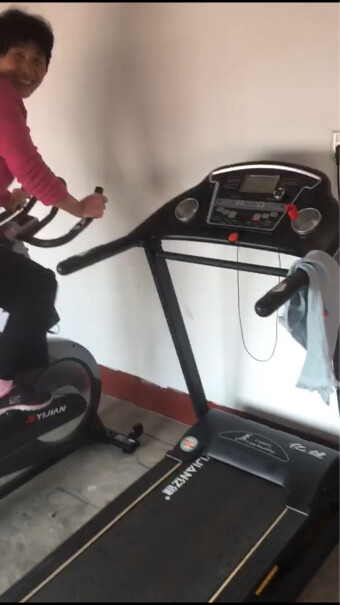 亿健动感单车家用磁控静音健身车自行车健身器材深空灰底座在稳不稳，人在骑行的时候剧烈运动会不会摇晃？
