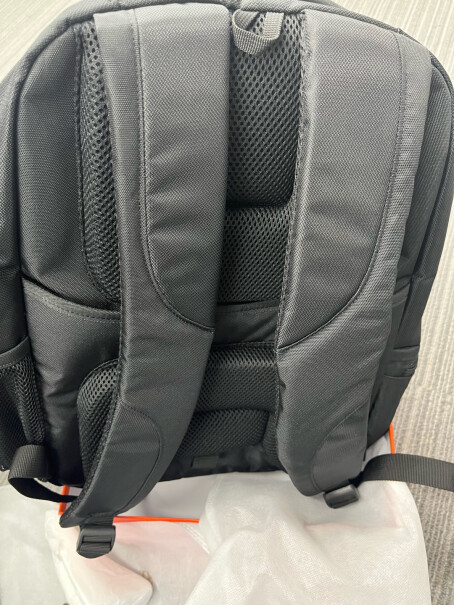 新秀丽电脑包双肩包36B0900915背包英寸笔记本问问这个包自重怎么样，本身空包重不重。？
