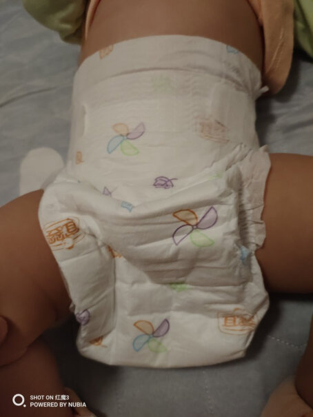 宜婴婴儿空调纸尿裤男女新生儿宝宝超薄干爽透气尿不湿这个跟好奇金装那个大？