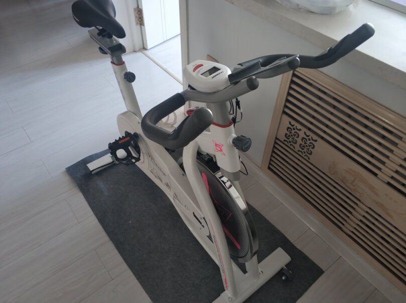 美国汉臣HARISON智能动感单车跑步机放在家里容易挪动吗？