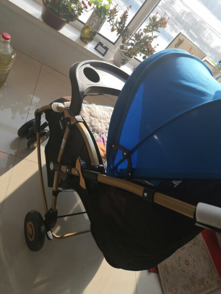 宝宝好婴儿推车可坐可躺双向折叠婴儿车夏季冬季通用这款蓝色的婴儿推车，有没有附带蚊帐、凉席、兔子玩具之类的。