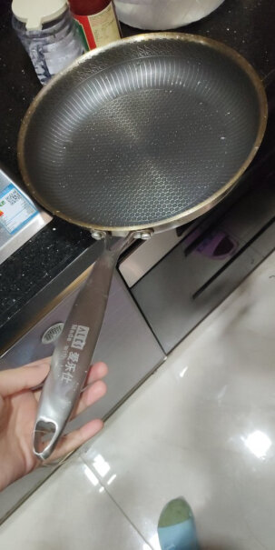 爱乐仕德国煎锅平底锅不粘锅锅里那层黑色的是什么？