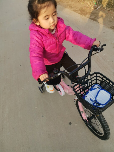 自行车卡琦熊儿童自行车带辅助轮入手评测到底要不要买！入手使用1个月感受揭露？