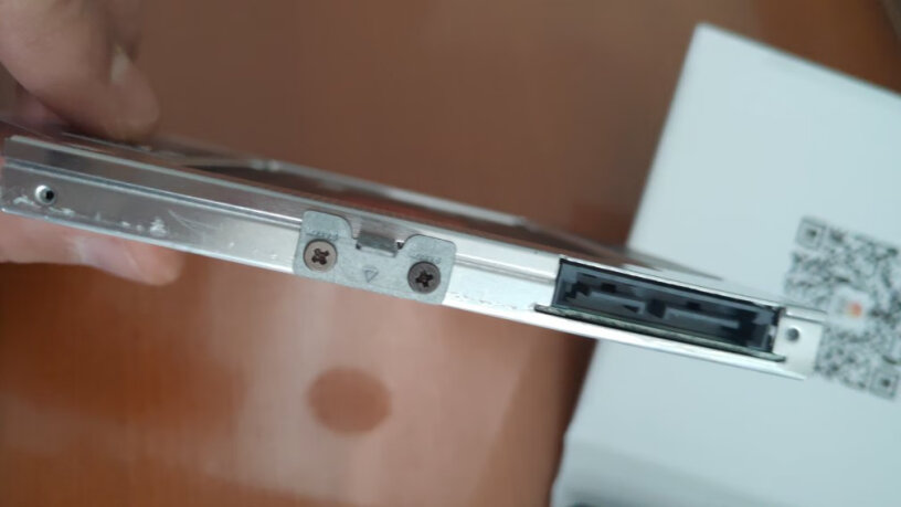 索厉Suoli笔记本光驱外置光驱盒有螺丝刀吗？