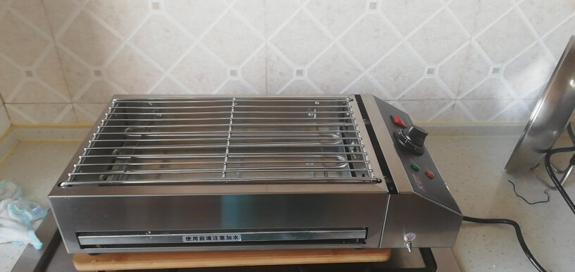 火牧人商用电热无烟电烤炉不锈钢商用烤炉烤串机烧烤炉多功能带烤盘吗？