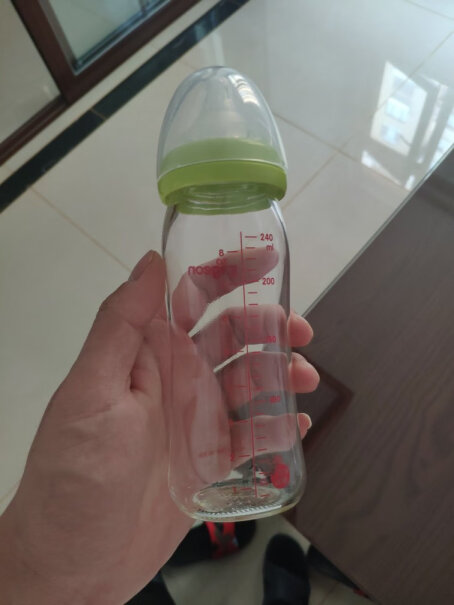 贝亲Pigeon宽口径玻璃奶瓶奶嘴套装婴儿奶瓶240ml+自然实感婴儿奶嘴L码+LL码请问奶瓶上有塑封吗？