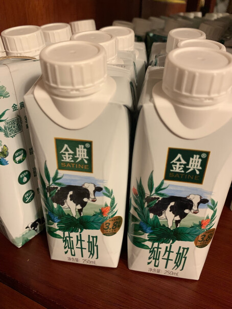 伊利金典纯牛奶梦幻盖250ml*10盒箱生产日期是几月的？